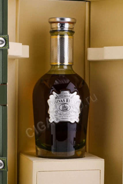 Виски Чивас Ригал Айкон 0.7л в подарочной упаковке