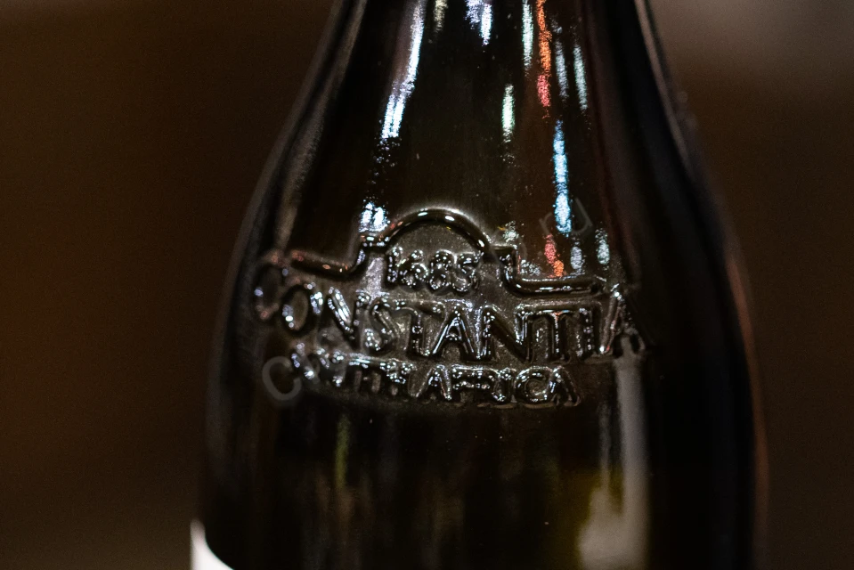 Логотип на бутылке вина Метис Совиньон Блан 0.75л