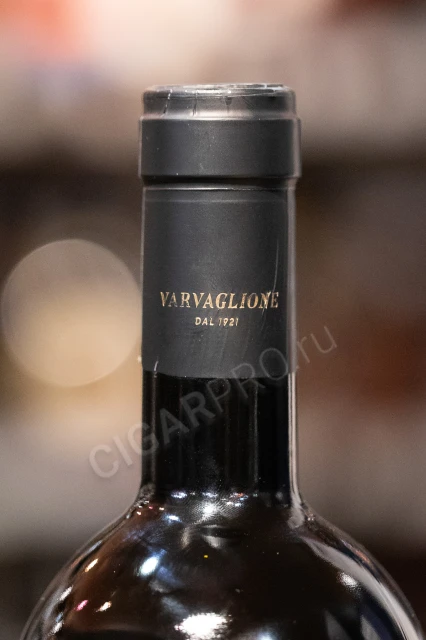 логотип на колпачке вина Козимо Варвальоне Коллеционе Привата Примитиво Мандурия 0.75л