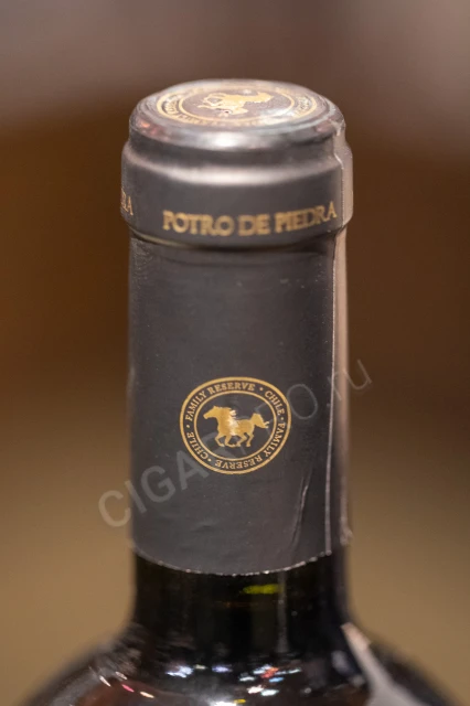 Логотип на колпачке вина потро де пьедра фэмили резерв 0.75л