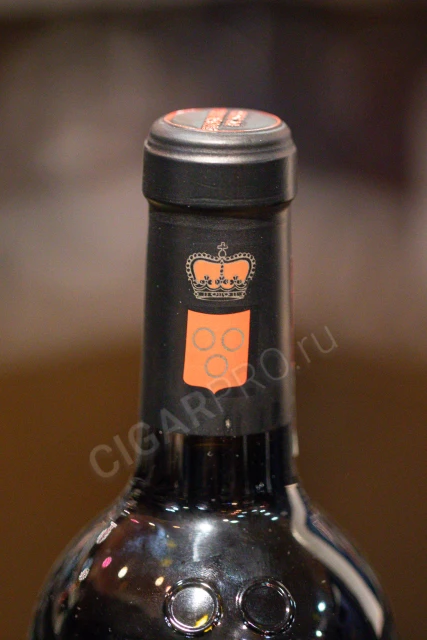 Логотип на колпачке вина Кло де Л'Оратуар Сент-Эмильон Гран Крю Классе 2019г 0.75л