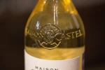 Логотип на бутылке вина Мэзон Кастель Мускат Пэи дОк 0.75л