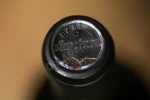 Логотип на колпачке вина Куртач Кирххюгель Каберне Ризерва 0.75л