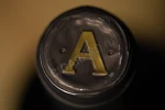 Логотип на колпачке вина Кастильо де Арезан Сира 0.75л