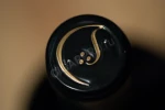 Логотип на колпачке вина Винья Аромо Догма Марселан Карменер 0.75л