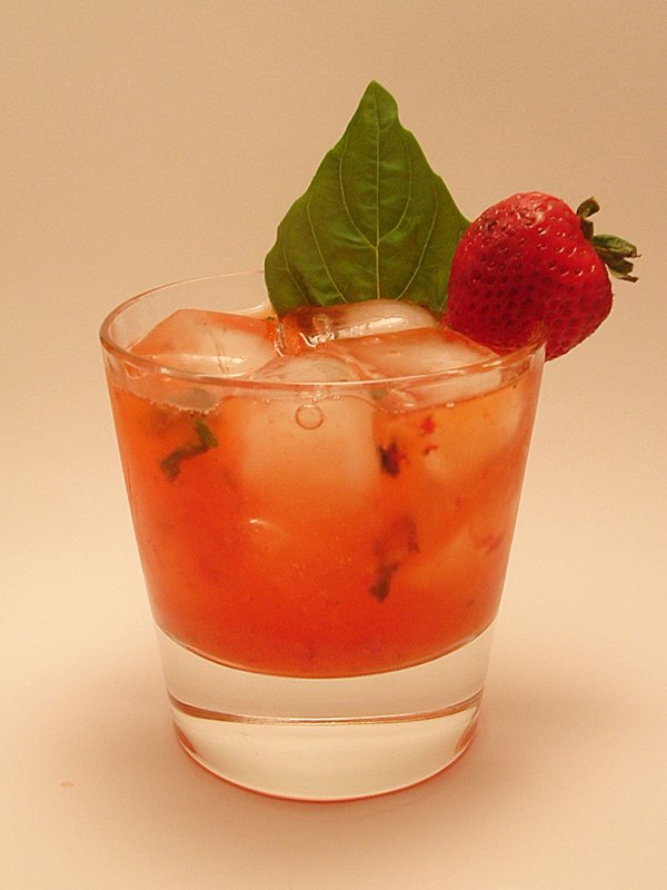 Джин пьют с соком. Strawberry Manhattan коктейль. Strawberry Basil Smash коктейль. Коктейли с джином. Джин с соком коктейль.