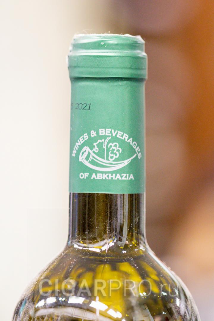 логотип Вина и напитки Абхазии на бутылке вина Anakopia 