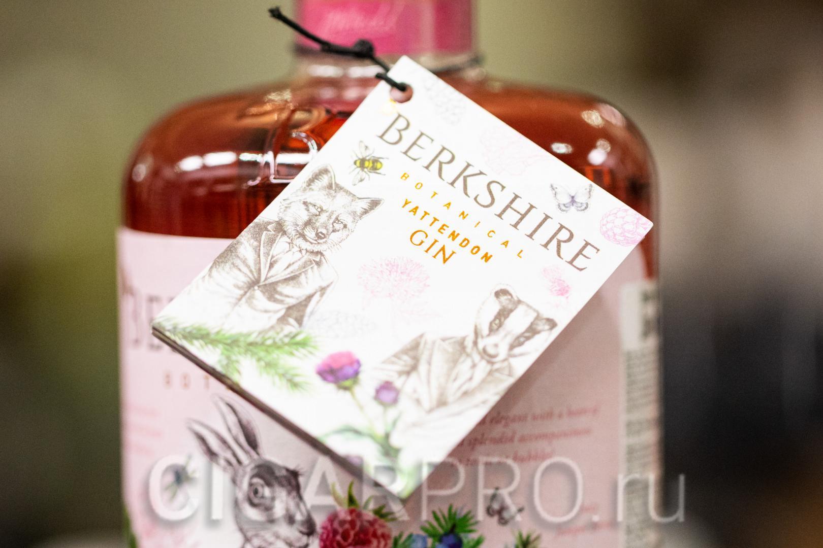 бутлет на бутылке джина Berkshire Rhubarb Paspberry Gin