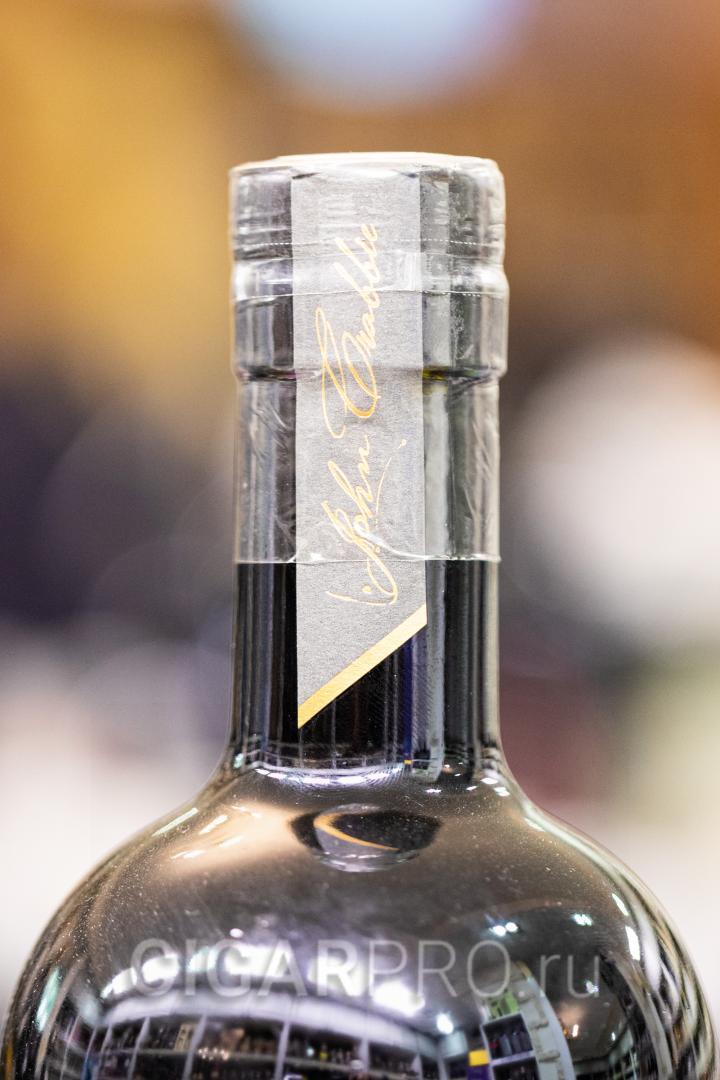 подпись на горлышке бутылки джина Crabbies 1837