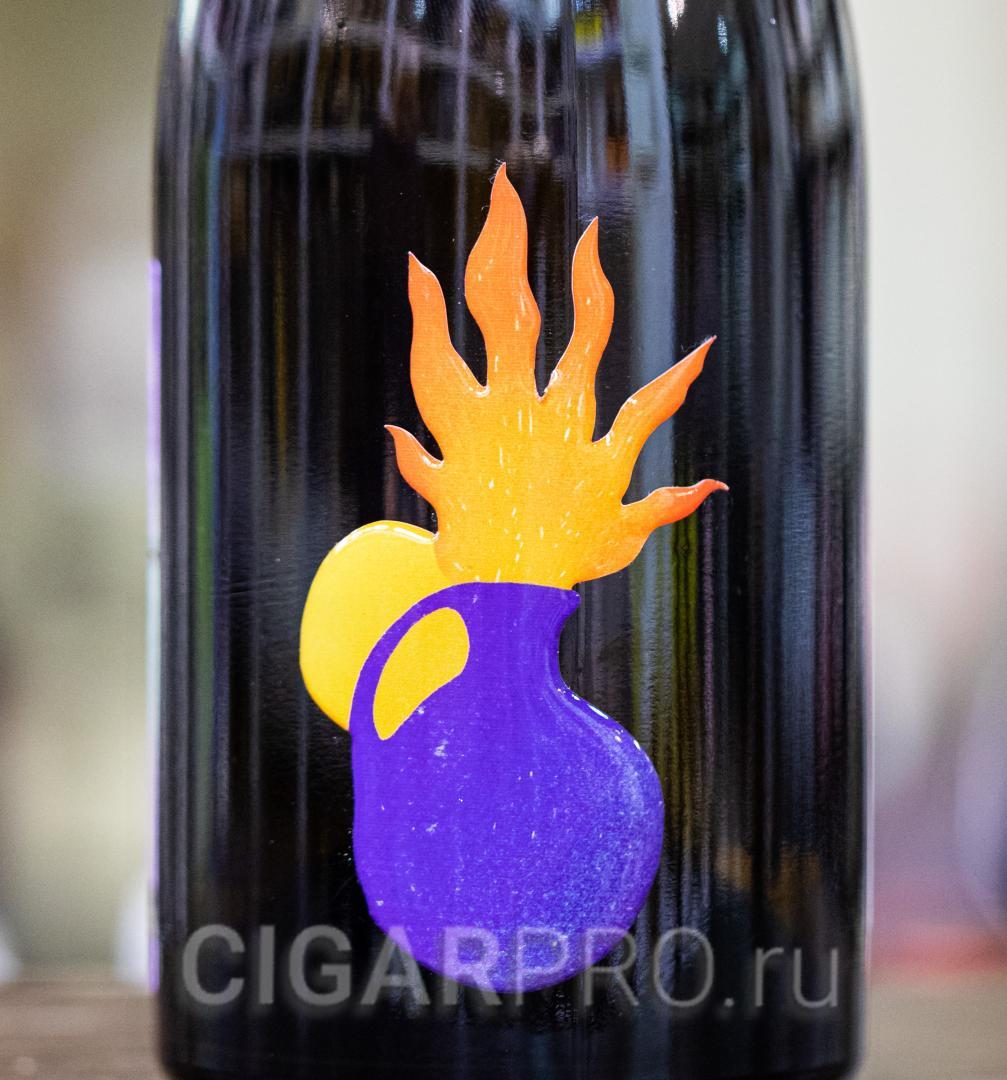 изображение огня и кувшина на бутылке вина вина Краки Ктор Ориндж 0.75л изображение огня и кувшина на бутылке вина вина Kraki Ktor Orange 0.75л