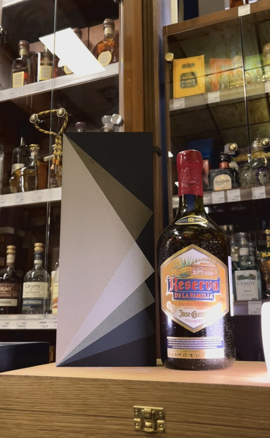 Jose Cuervo Reserva de la Familia Extra Anejo Текила Хосе Куэрво Резерва Де Ла Фамилья Экстра Аньехо 0.75л в подарочной упаковке