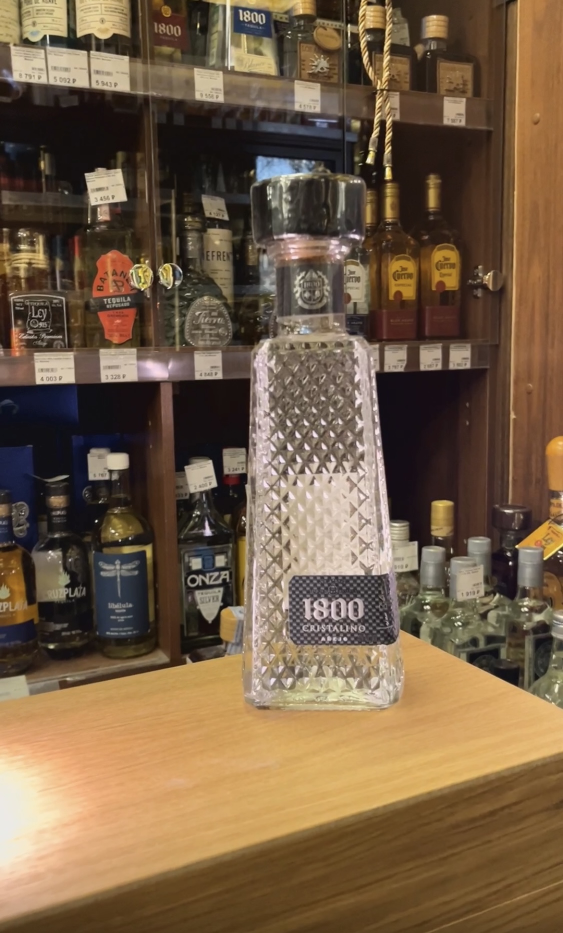 Jose Cuervo Reserva 1800 Cristalino Anejo Текила Хосе Куэрво 1800 Кристалино Аньехо 0.75л в подарочной упаковке