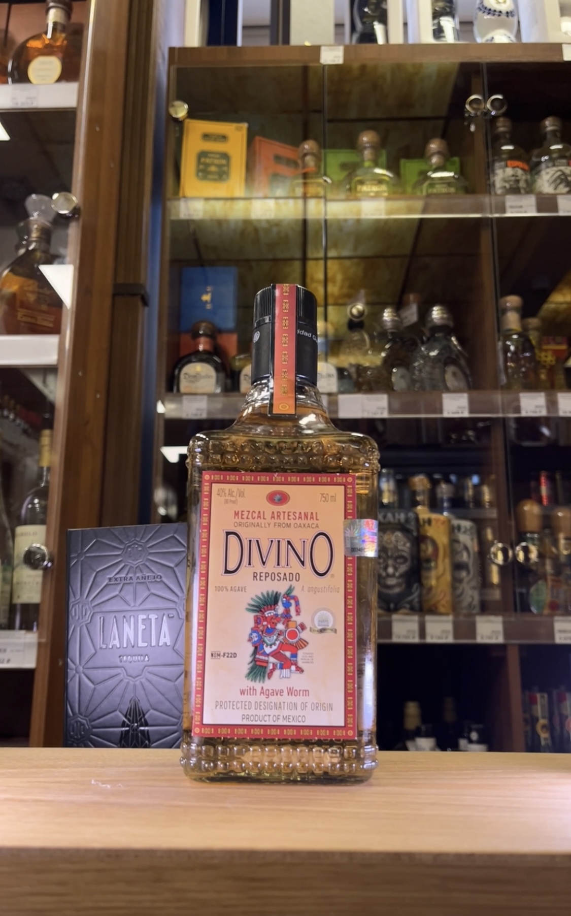 Mezcal Divino Reposado Мескаль Дивино Репосадо с гусеницей голубой агавы 0.7л