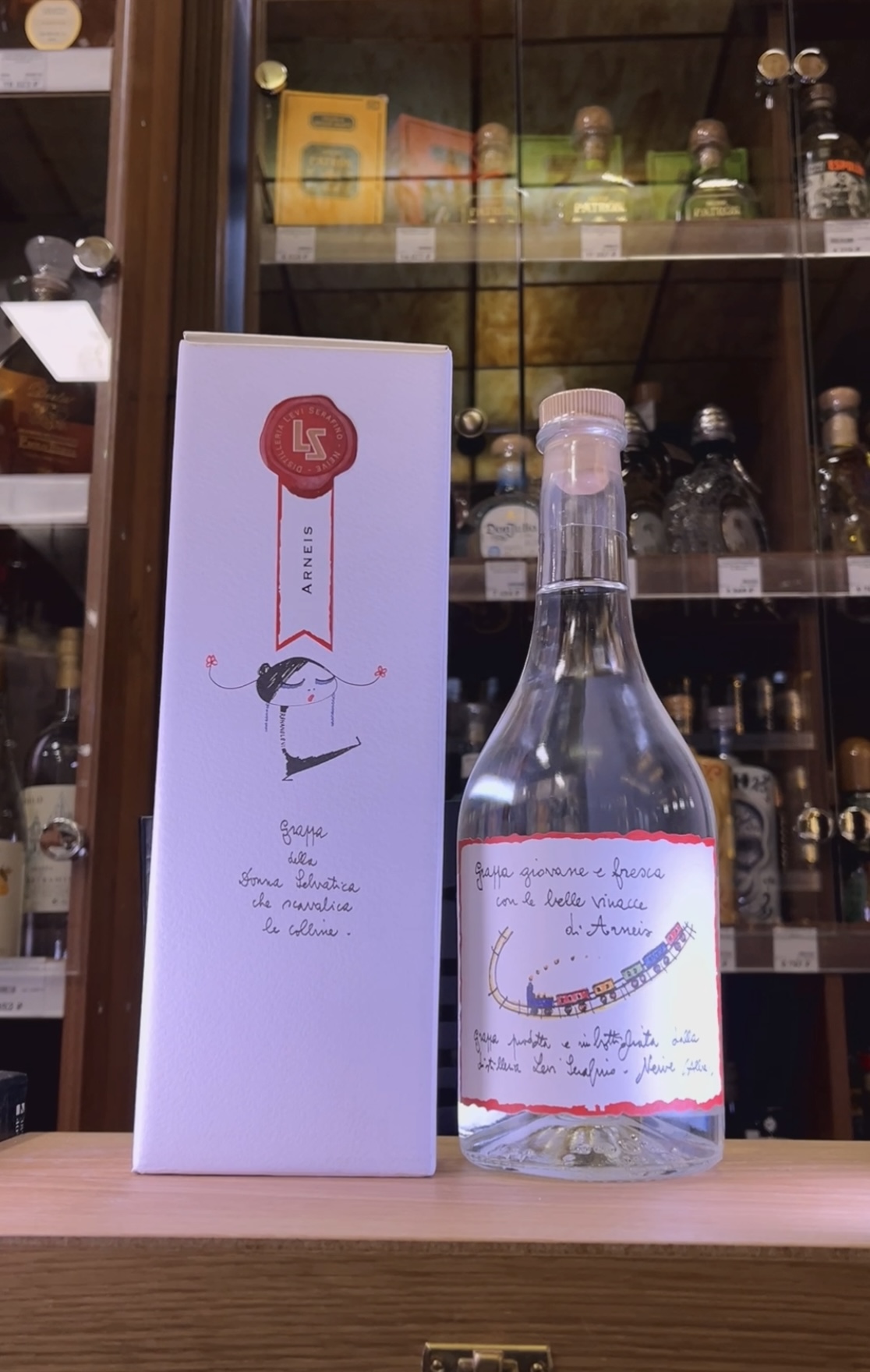 Levi Serafino Grappa di Arneis Граппа Леви Серафино Арнеис 0.7л в подарочной упаковке