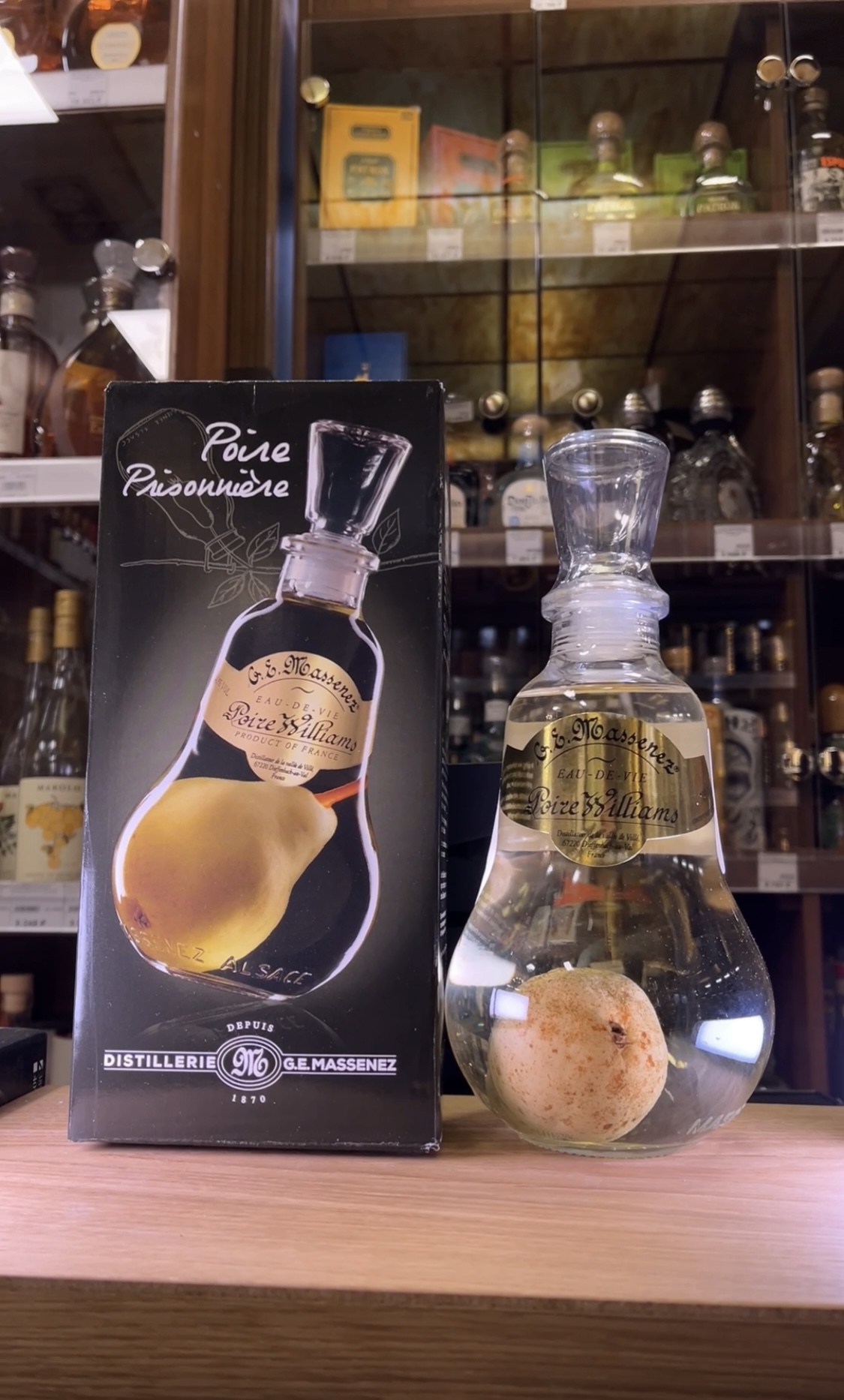 G E Massenez Eau De Vie Poire Williams Водка Ж Е Массене О Де Ви Пленная Груша 0.7л в подарочной упаковке