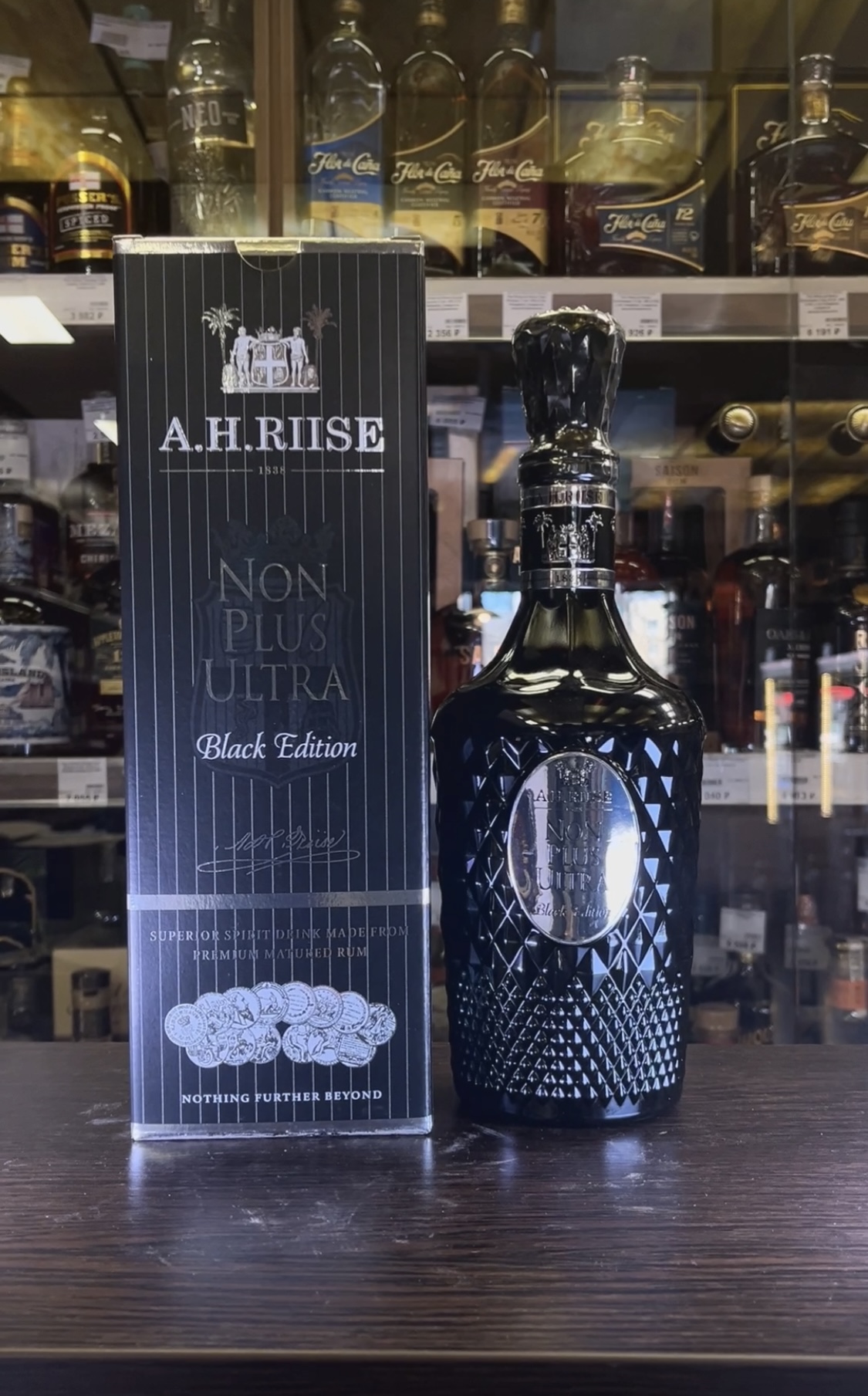 Rum A.H. Riise Non Plus Ultra Ром Нон Плюс Ультра Блек Эдишн 0.7л в подарочной упаковке