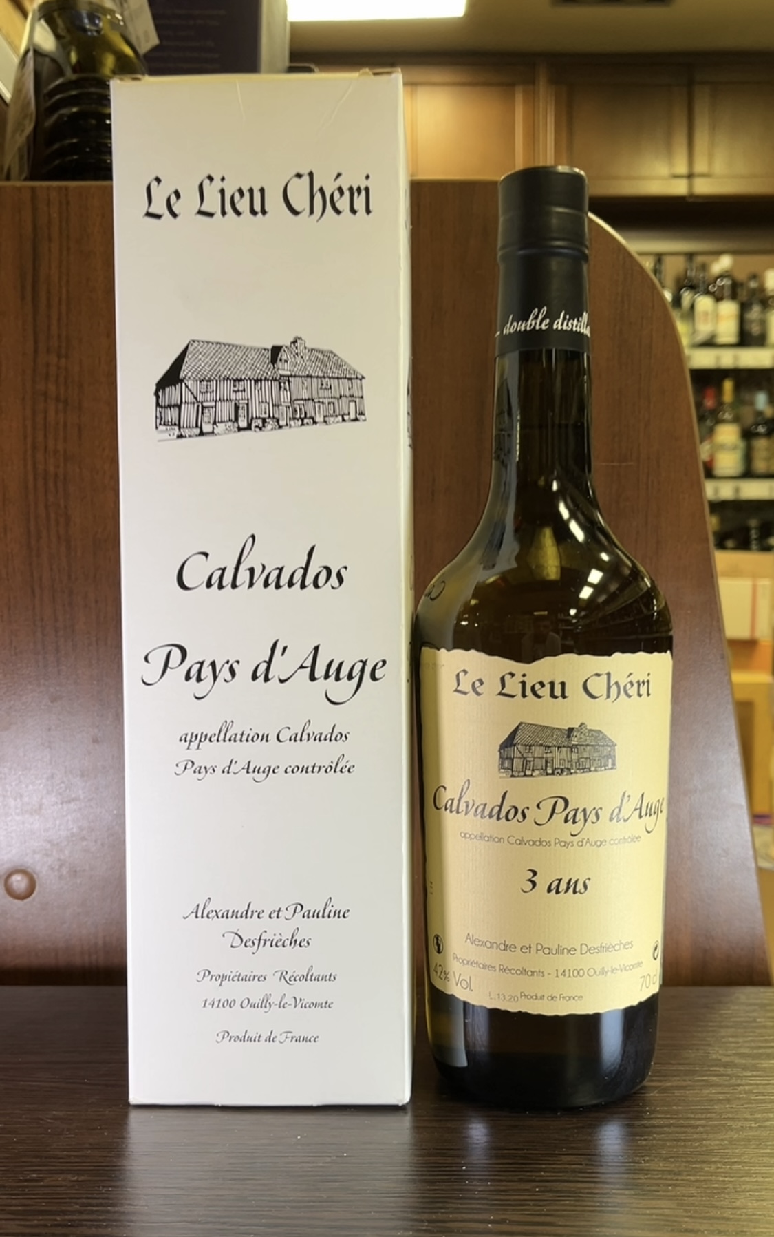 Le Lieu Cheri Calvados Pays d'Auge 3 ans Кальвадос Ле Лье Шери Кальвадос Пэи дОж 3 года 0.7л в подарочной упаковке