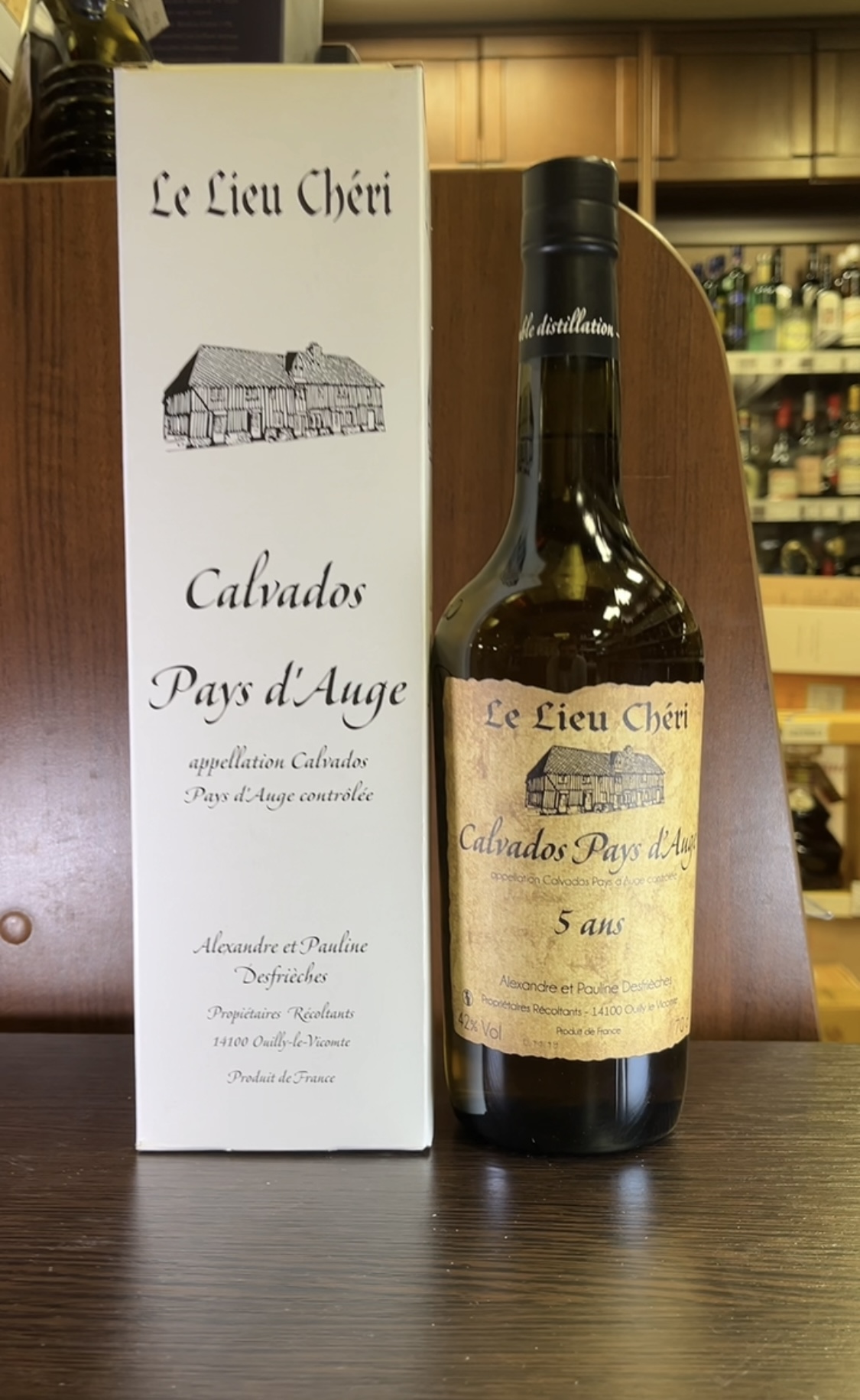 Le Lieu Cheri Calvados Pays d'Auge 5 ans Кальвадос Ле Лье Шери Кальвадос Пэи дОж 5 лет 0.7л в подарочной упаковке