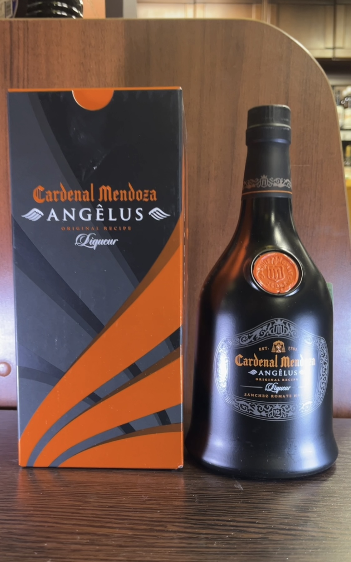 Liqueur Angelus Cardenal Mendoza Ликер Анхелус Кардинал Мендоза 0.7л в подарочной упаковке
