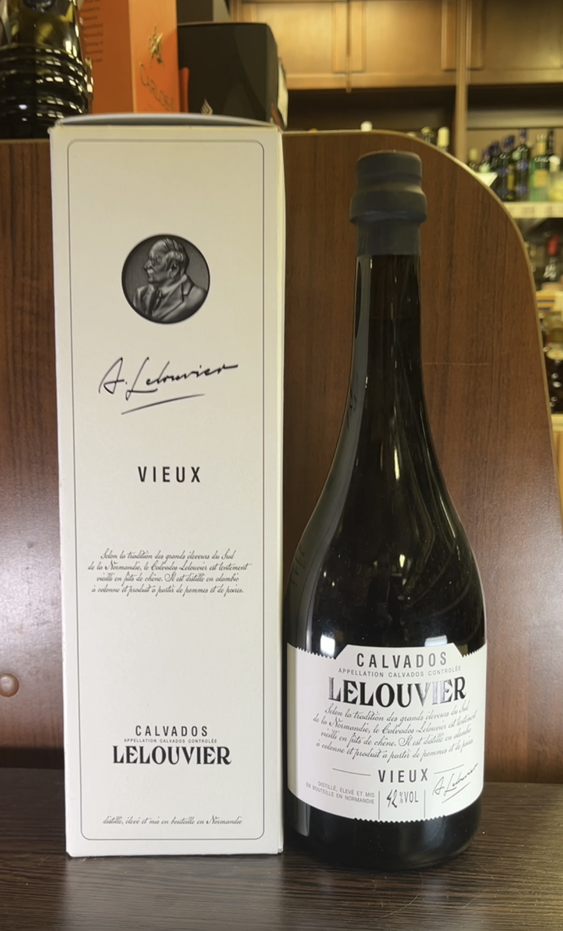 Lelouvier Vieux Кальвадос Лелувье Вьё 0.7л в подарочной упаковке