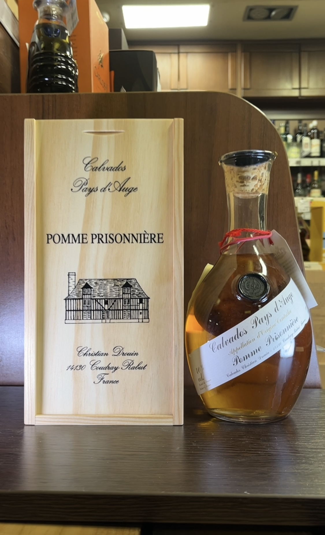 Calvados Christian Drouin Coeur de Lion Calvados Pomme Prisonniere Кальвадос Кер де Льон Пом Призонньер 1л в подарочной упаковке