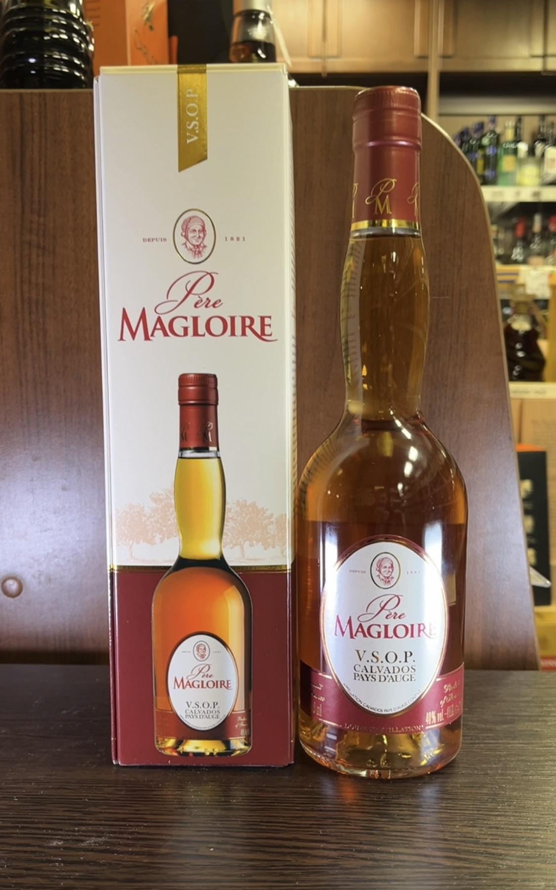 Calvados Pere Magloire VSOP Кальвадос Пьер Маглуар ВСОП 0.5л в подарочной упаковке