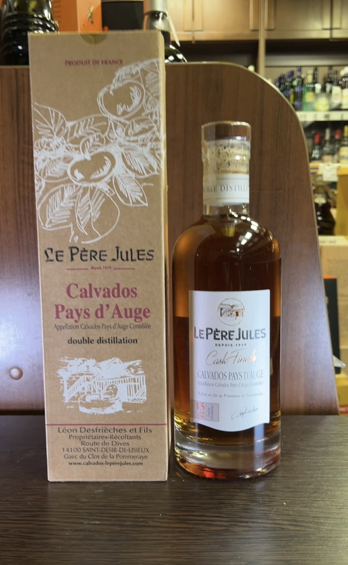 Le Pere Jules Pays d`Auge 15 Ans Cask Finish Кальвадос Ле Пэр Жюль Пэи д'Ож 15 лет Каск Финиш 0.7л в подарочной упаковке