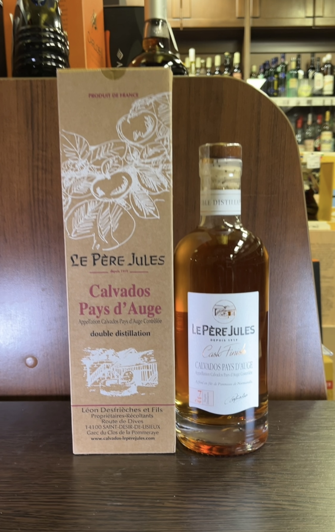 Le Pere Jules Pays d`Auge 7 Ans Cask Finish Кальвадос Ле Пэр Жюль Пэи д'Ож 7 лет Каск Финиш 0.7л в подарочной упаковке