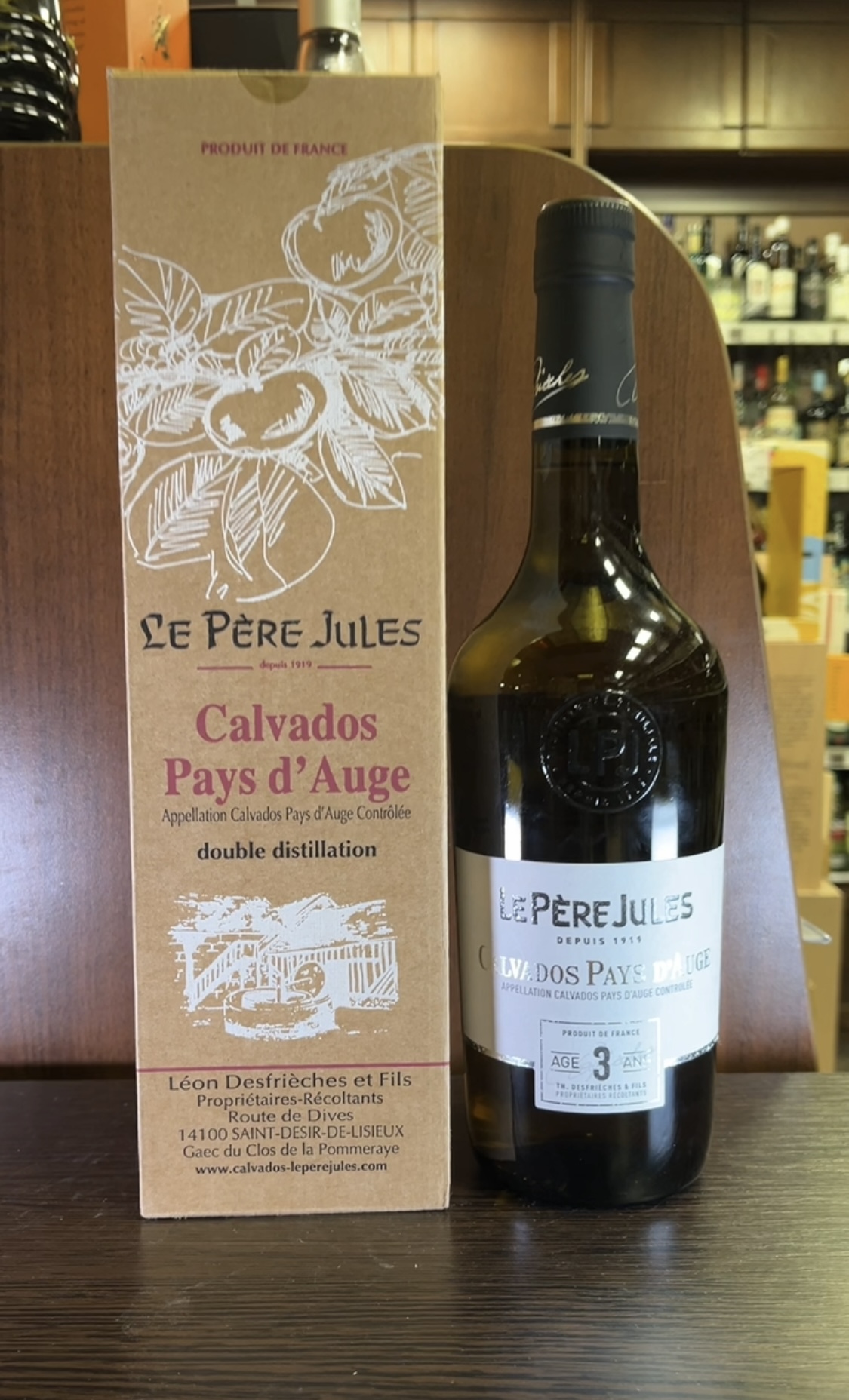 Le Pere Jules Pays d`Auge 3 Ans Кальвадос Ле Пэр Жюль Пэи д'Ож 3 года 0.7л в подарочной упаковке