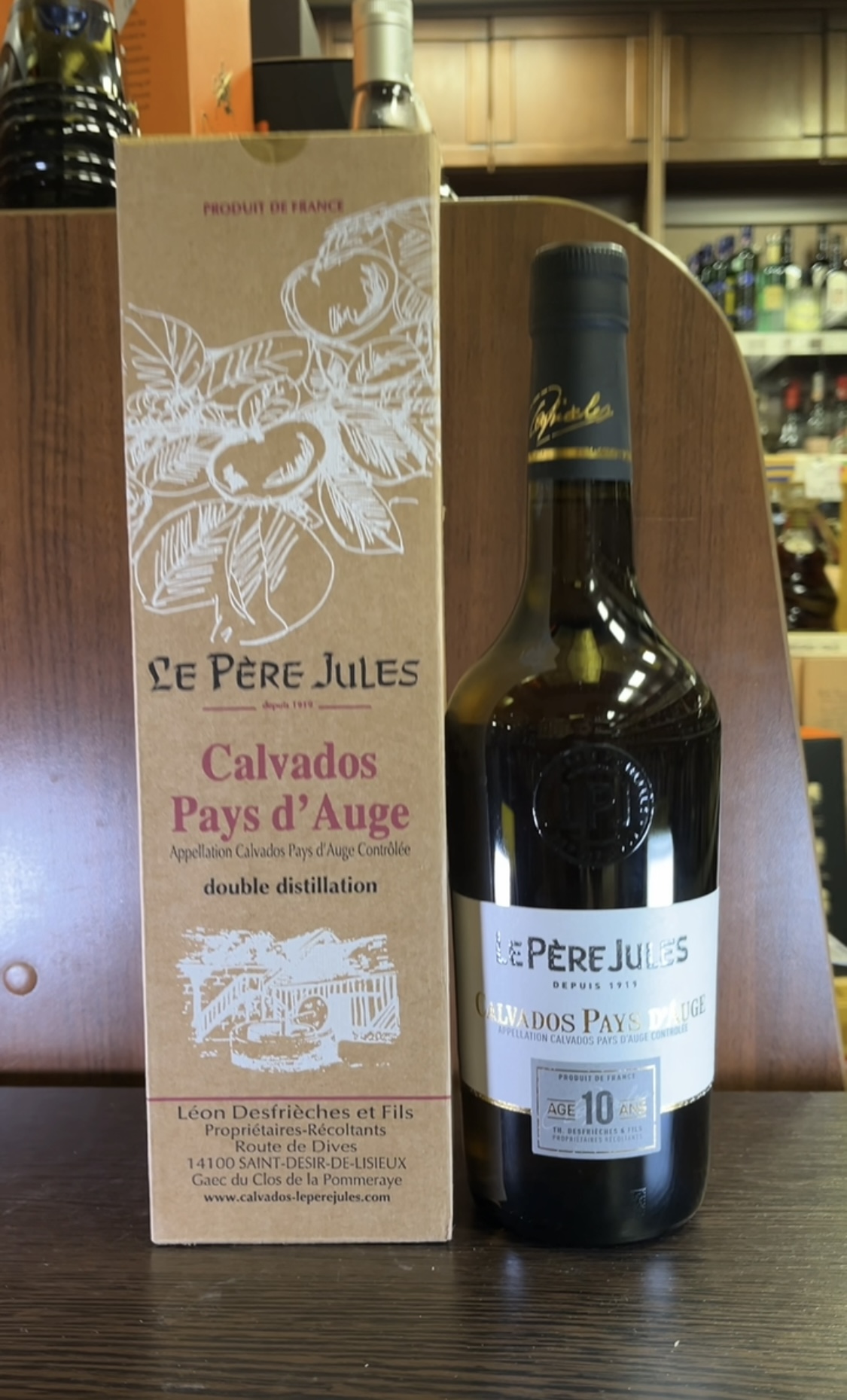 Le Pere Jules Pays d`Auge 10 Ans Кальвадос Ле Пэр Жюль Пэи д'Ож 10 лет 0.7л в подарочной упаковке