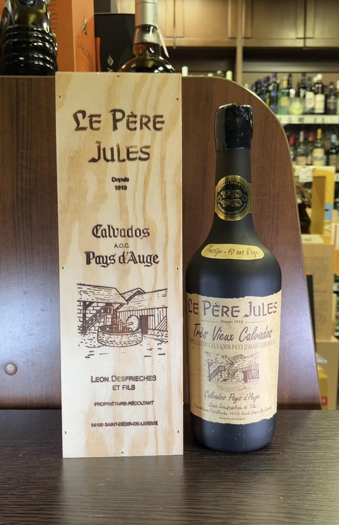 Le Pere Jules Pays d`Auge 40 Ans Кальвадос Ле Пэр Жюль Пэи д'Ож 40 лет 0.7л в подарочной упаковке