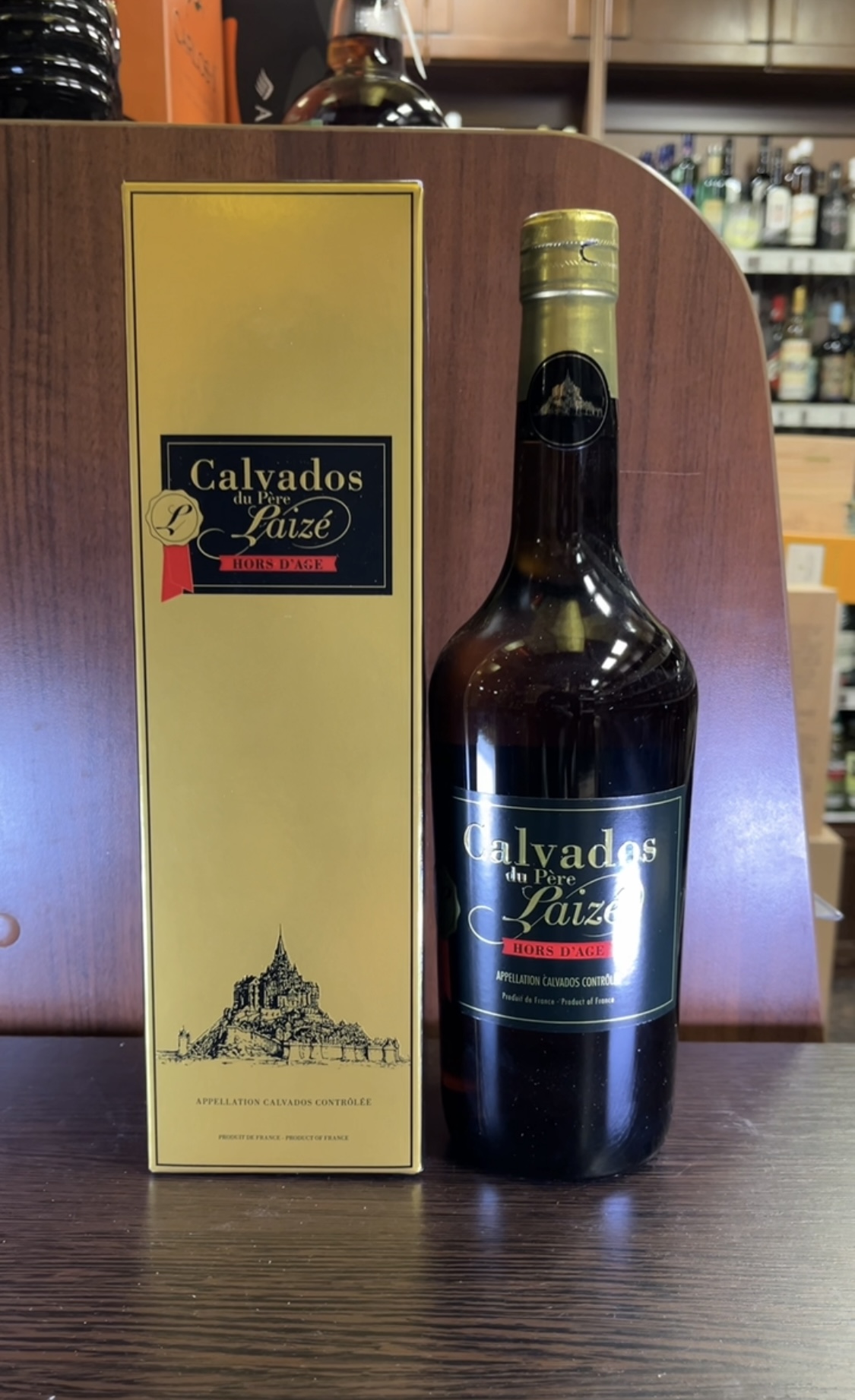 Calvados du pere Laize Hors dAge Кальвадос Дю пэр Лез Ор дАж 0.7л в подарочной упаковке