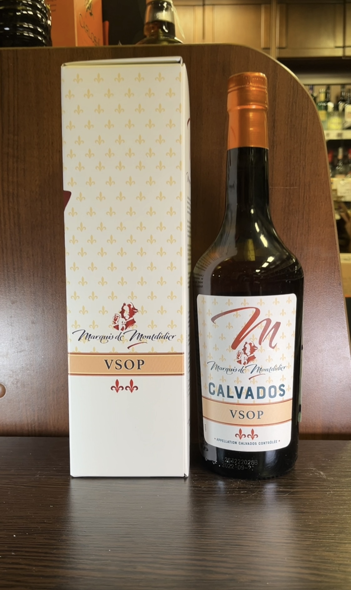 Calvados Marquis de Montdidier VSOP Кальвадос Маркиз де Мондидье VSOP 0.7л в подарочной упаковке