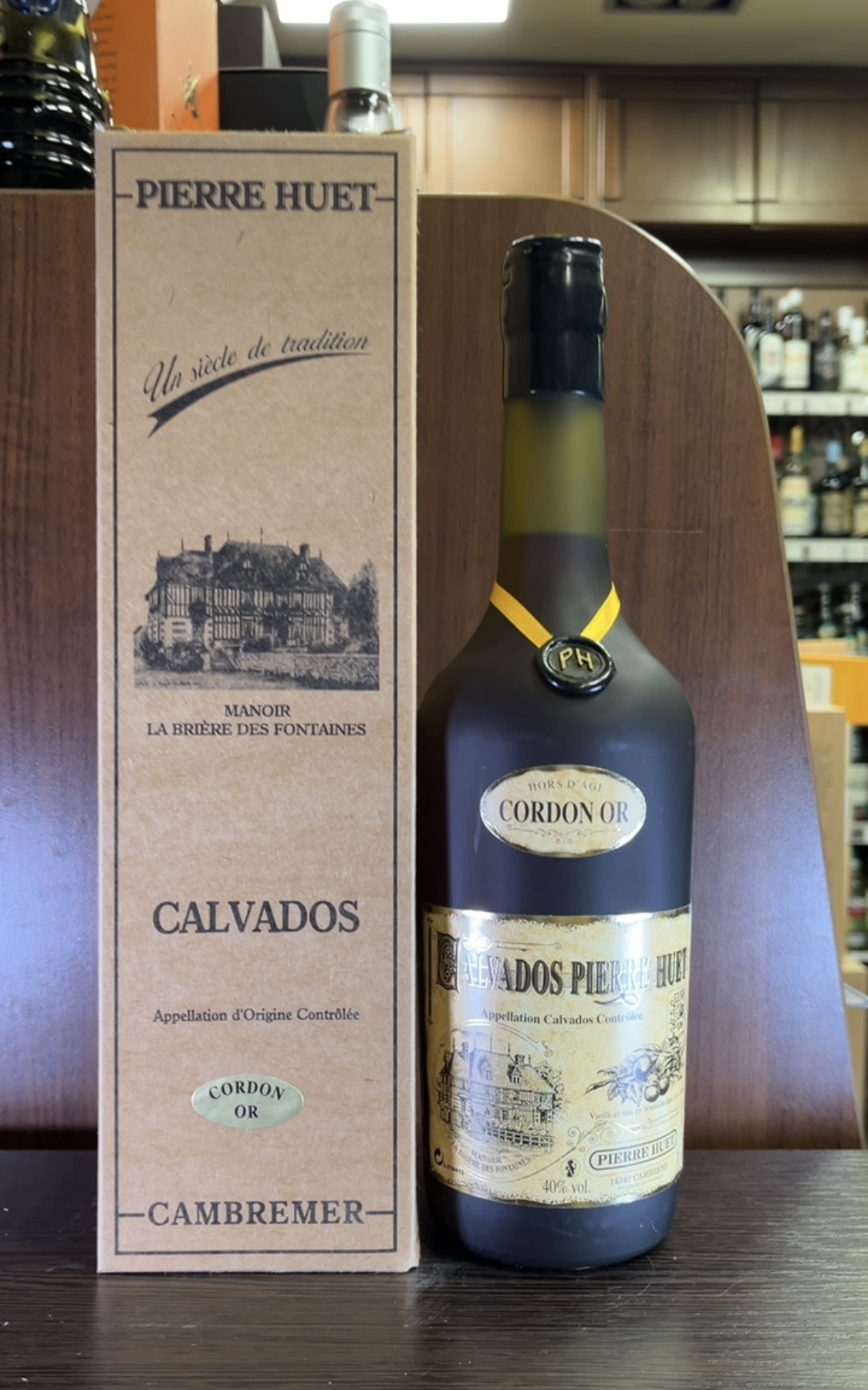 Calvados Pierre Huet Cordon Or Кальвадос Пьер Уэт Вьей Кордон Ор 0.7л в подарочной упаковке