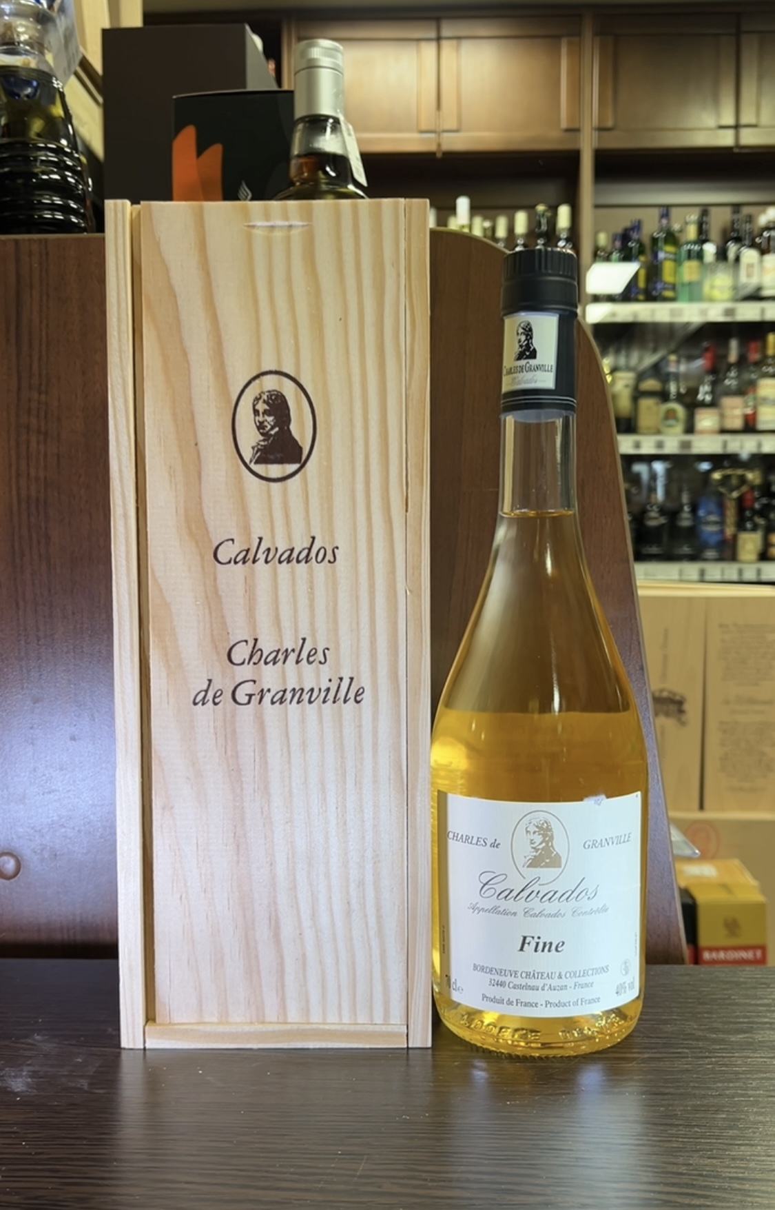 Charles de Granville Fine Кальвадос Шарль де Гранвиль Фин 0.7л в деревянной упаковке