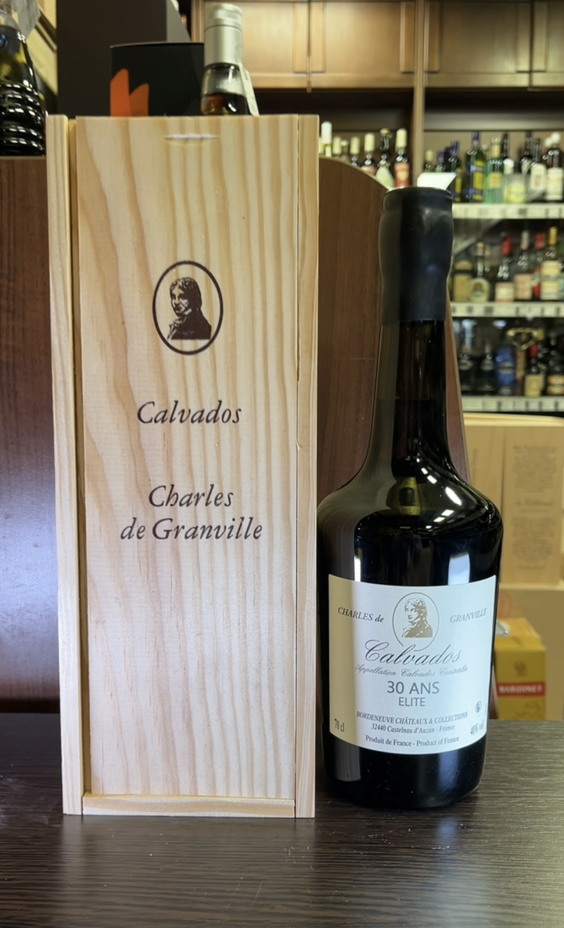 Charles de Grandville 30 Ans Кальвадос Шарль де Гранвиль 30 Ан 0.7л в деревянной упаковке