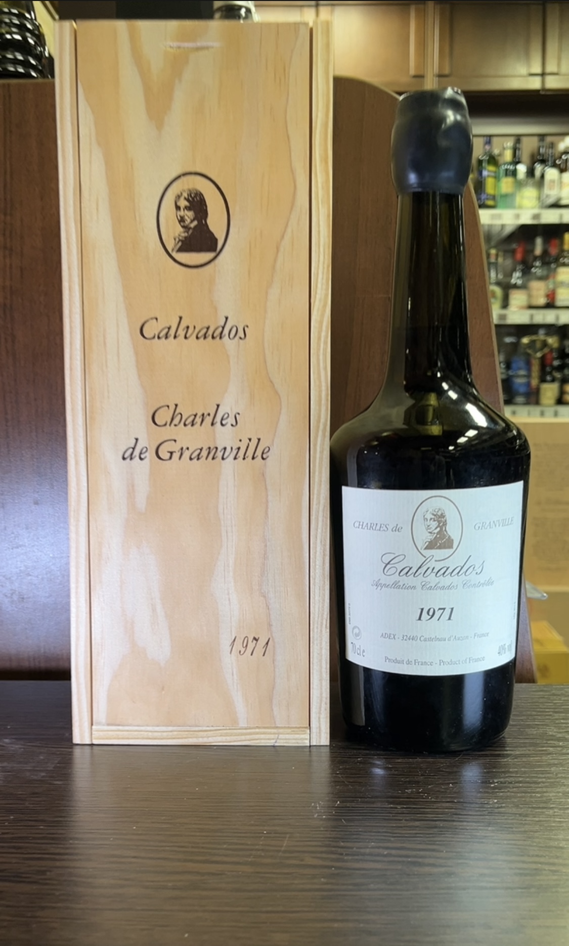 Charles de Granville 1971 Кальвадос Шарль де Гранвиль 1971г 0.7л в деревянной упаковке