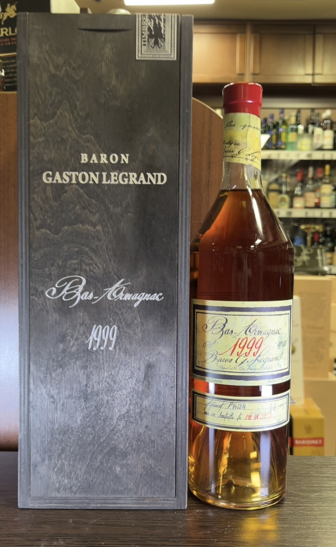 Baron G Legrand 1999 years Арманьяк Барон Г Легран 1999г 0.7л в подарочной упаковке