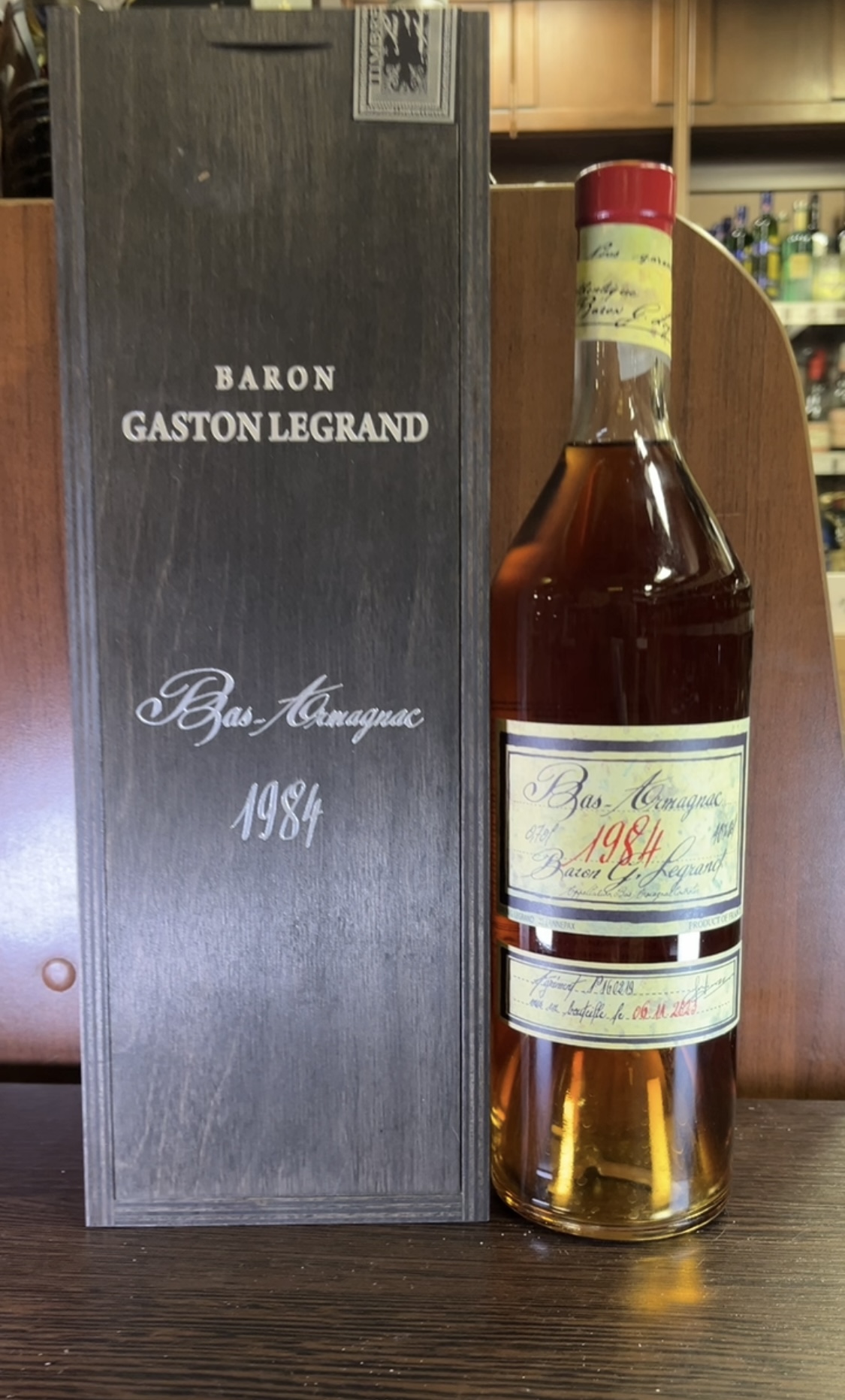 Baron G Legrand 1986 years Арманьяк Барон Г Легран 1986г 0.7л в деревянной упаковке
