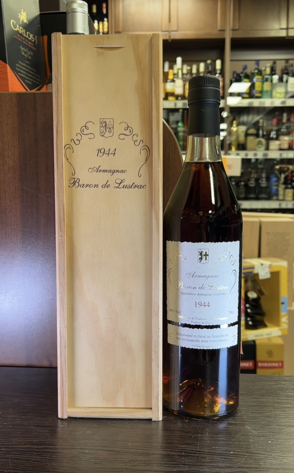 Armagnac Baron de Lustrac 1944 years Арманьяк Барон Де Люстрак 1944г 0.7л в деревянной упаковке