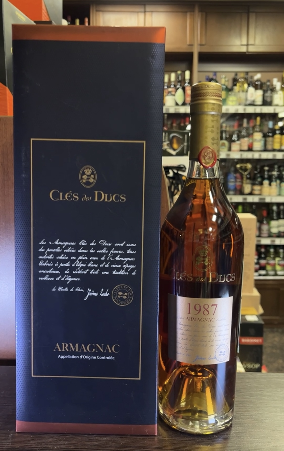 Cles des Ducs Millesime 1987 years Арманьяк Кле де Дюк Миллезим 1987г 0.7л в подарочной упаковке
