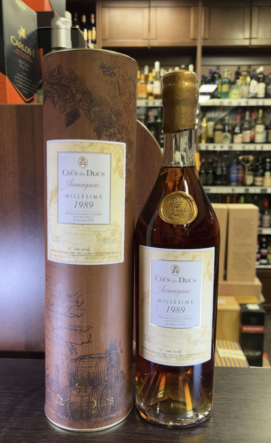 Cles des Ducs Millesime 1989 years Арманьяк Кле де Дюк Миллезим 1989г 0.7л в подарочной тубе