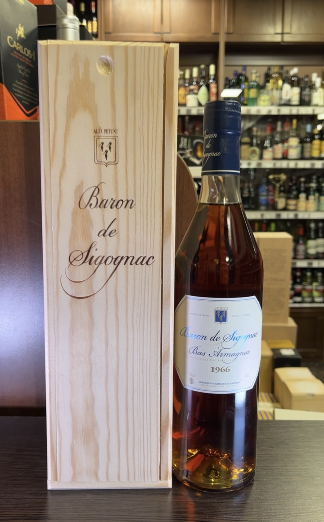 Baron de Sigognac 1966 years Арманьяк Барон де Сигоньяк 1966 года 0.7л в деревянной упаковке