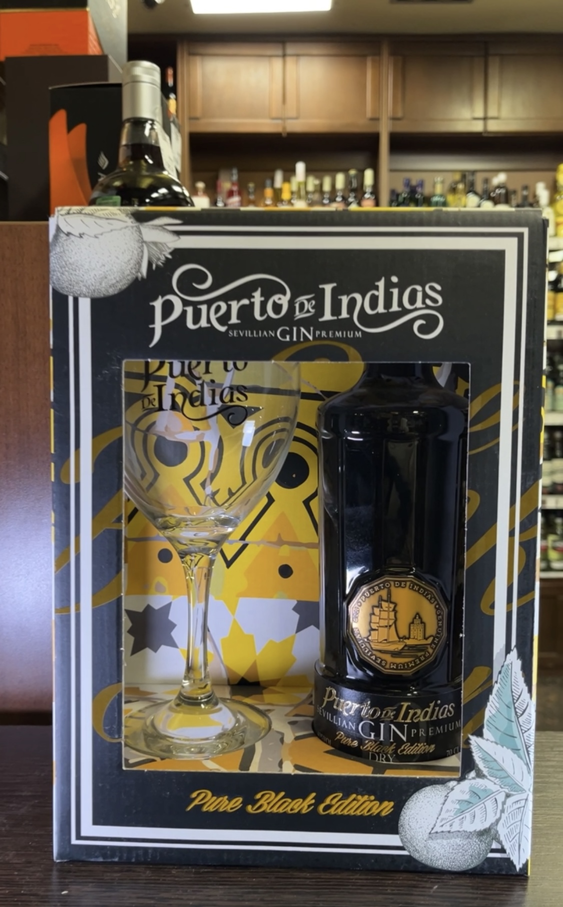 Puerto De Indias Sevillian Premium Pure Black Edition Dry Gin Джин Пуэрто де Индиас Севиллиан Премиум Пьюэ Блэк Эдишен + бокал 0.7л в подарочной упаковке